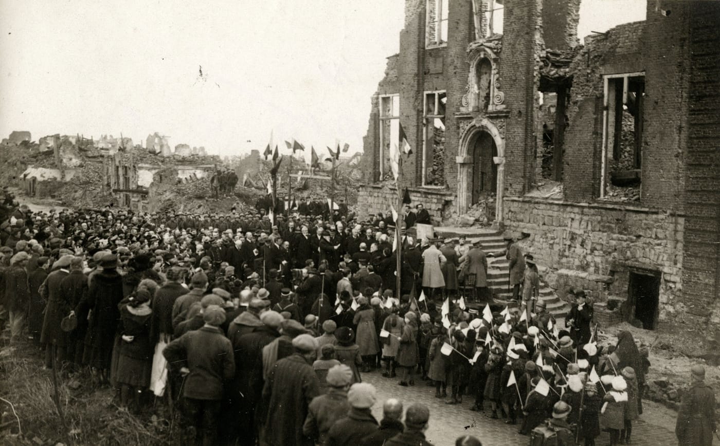 Herdenking in de verwoeste stad, 1920